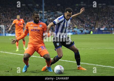 SHEFFIELD, ANGLETERRE - 29 décembre Hoilett Junior de la ville de Cardiff et Jacob Murphy de Sheffield mercredi au cours de la Sky Bet Championship match entre Sheffield Wednesday et Cardiff City à Hillsborough, Sheffield le dimanche 29 décembre 2019. (Crédit : Mark Fletcher | MI News( photographie peut uniquement être utilisé pour les journaux et/ou magazines fins éditoriales, licence requise pour l'usage commercial Banque D'Images