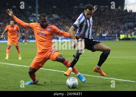 SHEFFIELD, ANGLETERRE - 29 décembre Hoilett Junior de la ville de Cardiff et Jacob Murphy de Sheffield mercredi au cours de la Sky Bet Championship match entre Sheffield Wednesday et Cardiff City à Hillsborough, Sheffield le dimanche 29 décembre 2019. (Crédit : Mark Fletcher | MI News( photographie peut uniquement être utilisé pour les journaux et/ou magazines fins éditoriales, licence requise pour l'usage commercial Banque D'Images