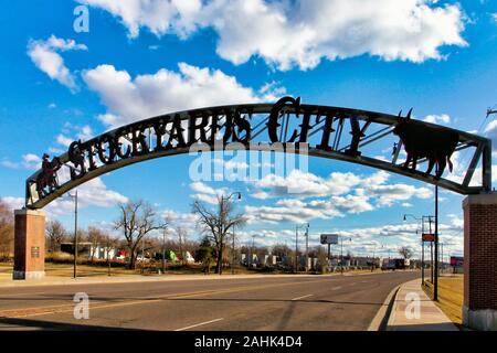 Le panneau à l'entrée de Stockyards City sur l'Agnew à Oklahoma City se détache sur un ciel bleu avec des nuages blancs sur une journée d'hiver. Banque D'Images