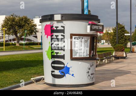 Baku, Azerbaïdjan - 14 novembre 2019 : Café bar sur le quai de la mer Caspienne à Bakou. Coffee Time. Banque D'Images