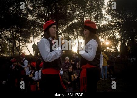 Centelles, Catalogne, Espagne. Dec 30, 2019. Galejadors au cours de la Festa del Pi à Centelles. Depuis 1751 les villageois de Centelles (un village catalan à 50 kilomètres au nord Barcelona) célébrer la Festa del Pi (Festival de pin). Au cours de la célébration des gens habillés comme galejadors en costumes traditionnel catalan de choix un pin dans la forêt et de l'apporter à l'église tandis qu'ils allument des feux de joie et faire exploser son mousquet. Crédit : Jordi Boixareu/Alamy Live News Banque D'Images