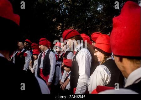 Centelles, Catalogne, Espagne. Dec 30, 2019. Galejadors sont vus au cours de la Festa del Pi à Centelles. Depuis 1751 les villageois de Centelles (un village catalan à 50 kilomètres au nord Barcelona) célébrer la Festa del Pi (Festival de pin). Au cours de la célébration des gens habillés comme galejadors en costumes traditionnel catalan de choix un pin dans la forêt et de l'apporter à l'église tandis qu'ils allument des feux de joie et faire exploser son mousquet. Crédit : Jordi Boixareu/Alamy Live News Banque D'Images