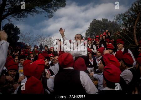 Centelles, Catalogne, Espagne. Dec 30, 2019. Galejadors sont vus au cours de la Festa del Pi à Centelles. Depuis 1751 les villageois de Centelles (un village catalan à 50 kilomètres au nord Barcelona) célébrer la Festa del Pi (Festival de pin). Au cours de la célébration des gens habillés comme galejadors en costumes traditionnel catalan de choix un pin dans la forêt et de l'apporter à l'église tandis qu'ils allument des feux de joie et faire exploser son mousquet. Crédit : Jordi Boixareu/Alamy Live News Banque D'Images