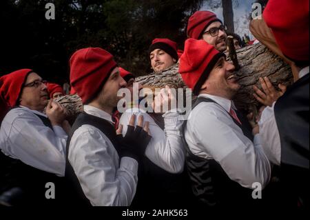 Centelles, Catalogne, Espagne. Dec 30, 2019. Galejadors sont vus au cours de la Festa del Pi à Centelles. Depuis 1751 les villageois de Centelles (un village catalan à 50 kilomètres au nord Barcelona) célébrer la Festa del Pi (Festival de pin). Au cours de la célébration des gens habillés comme galejadors en costumes traditionnel catalan de choix un pin dans la forêt et de l'apporter à l'église tandis qu'ils allument des feux de joie et faire exploser son mousquet. Crédit : Jordi Boixareu/Alamy Live News Banque D'Images