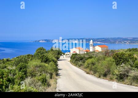 Belle vue panoramique photo du monastère de Sissia et Lourdas Bay sur l'île de Céphalonie, Grèce. Banque D'Images