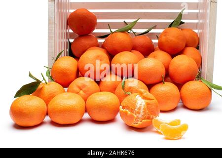 Un tas de mandarines mûres sont dispersés en face de l'appareil photo Banque D'Images
