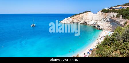 Photo panoramique de la célèbre plage de Porto Katsiki, l'une des plus belles plages de Grèce, côte ouest de l'île de Lefkada. Banque D'Images