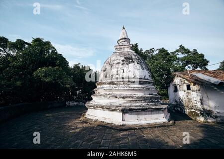 Stupa sur haut de rock. Ancien temple complexe dans Mulkirigala près de Tangalle, au Sri Lanka. Banque D'Images