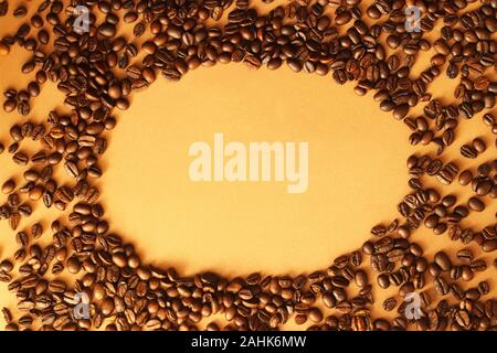 Construit avec les grains de café torréfiés, arrière-plan avec un ovale copy space Banque D'Images