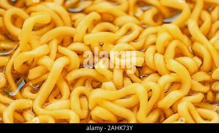 Close up et nouilles nouilles instantanées ou tasse , soupe de nouilles dans une tasse, avec une vue de dessus la macro photographie texture background Banque D'Images