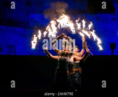 Edimbourg, Écosse, Royaume-Uni, 30 décembre 2019. Procession aux flambeaux pour la célébration d’Édimbourg Hogmanay : les membres de la compagnie écossaise du Celtic Fire Theatre, PyroCeltica, mettent en valeur leurs talents de feu avant de diriger la procession à travers la ville Banque D'Images