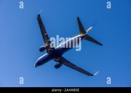 Transport aérien de passagers Ryanair se prépare pour l'atterrissage à l'aéroport de East Midlands, Royaume-Uni. Banque D'Images