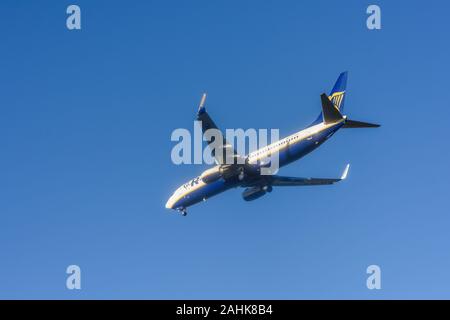 Transport aérien de passagers Ryanair se prépare pour l'atterrissage à l'aéroport de East Midlands, Royaume-Uni. Banque D'Images