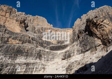 Vue sur les sommets des montagnes Dolomites. Brenta, Italie Banque D'Images