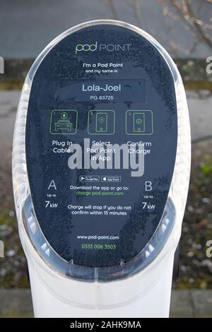 Une voiture électrique en attente de chargement podpoint commandé à un magasin Tesco à Greenfield, Oldham, UK Banque D'Images