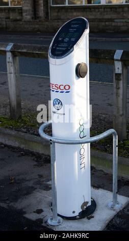 Une voiture électrique en attente de chargement podpoint commandé à un magasin Tesco à Greenfield, Oldham, UK Banque D'Images
