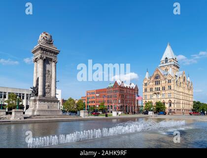 Clinton Square dans le centre-ville historique de Syracuse, New York State, USA. Les soldats et les marins'' Monument situé sur la gauche de la photo. Banque D'Images