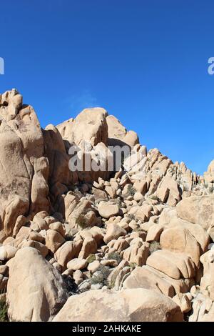 Des arrangements Rock Indian Cove, dans le parc national Joshua Tree, forgé par les anciens événements géologiques désastreuses, ont été ici depuis des temps immémoriaux. Banque D'Images