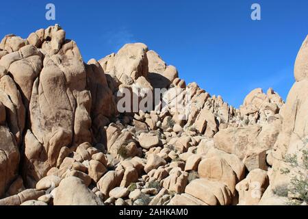 Des arrangements Rock Indian Cove, dans le parc national Joshua Tree, forgé par les anciens événements géologiques désastreuses, ont été ici depuis des temps immémoriaux. Banque D'Images