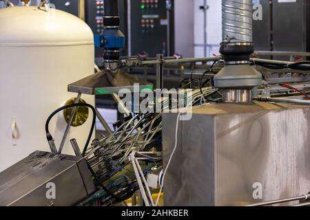 Divers composants électriques de courroie transporteuse pour canettes de bière dans une brasserie moderne brewhouse usine avec des machines industrielles Banque D'Images