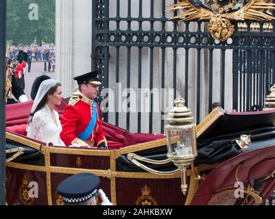 Le duc et la duchesse de Cambridge qui arrivent par transport au palais de Buckingham après leur mariage à l'abbaye de Westminster. Banque D'Images