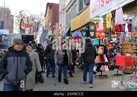 Les touristes sur Canal St dans le Chinatown/Little Italy/SoHo salon de Manhattan, New York, NY (décembre 2019) Banque D'Images