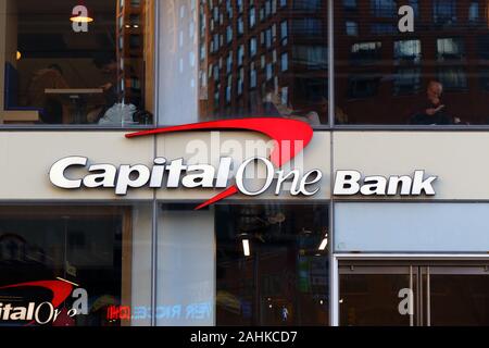 Le Capital One Bank logo sur un édifice de verre dans le quartier de Union Square, Manhattan, New York, NY. Banque D'Images