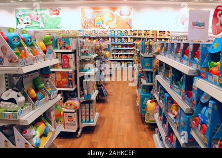 Boutique de jouets. Magasin de jouets. À l'intérieur de magasin de jouets. Lignes d'étagères avec des jouets. La joie des enfants. Large choix de jouets pour enfants en magasin. Boutique pour enfants. Voitures Banque D'Images