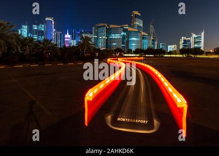 Les feux de piste voiture menant à la ville de Doha Banque D'Images