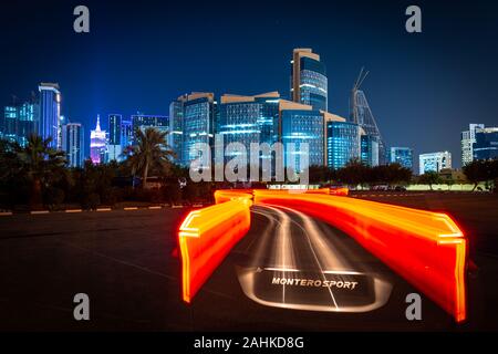 Les feux de piste voiture menant à la ville de Doha Banque D'Images