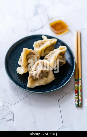 La vapeur fait maison boulettes asiatiques avec une sauce à l'ail. Prêt à manger. Banque D'Images