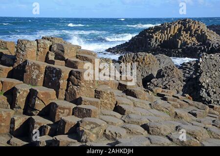 Colonnes de basalte massif et des tremplins de la Giant's Causeway, comté d'Antrim, en Irlande du Nord, Royaume-Uni. Banque D'Images