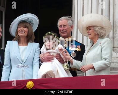 Le duc et la duchesse de Cambridge sur le balcon de Buckingham Palace après leur mariage à l'abbaye de Westminster. Banque D'Images