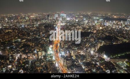 La nuit sur l'autoroute de la route 3 à partir de la tour mori à Tokyo Banque D'Images