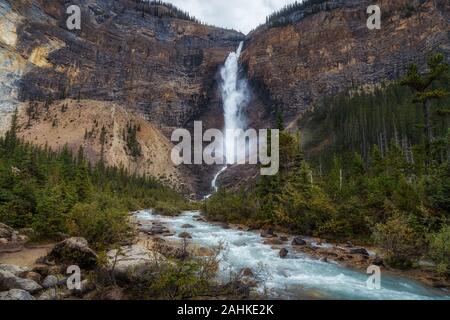 Vista spectaculaire des chutes Takakkaw, la deuxième plus haute chute d'eau au Canada, avec une hauteur de 373 mètres (1224 pieds), le parc national Yoho, en Columbi Banque D'Images