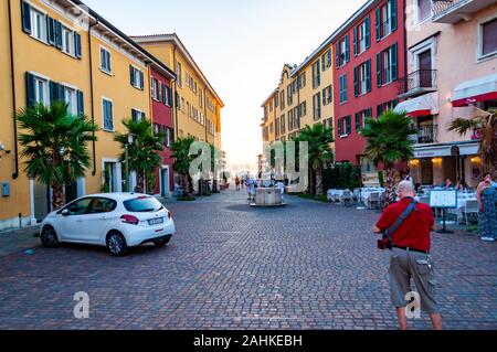 Milan, Lombardie, Italie - le 12 septembre 2019 : Les gens qui marchent autour de par les rues de la célèbre vieille ville de Sirmione ville située sur la péninsule de G Banque D'Images