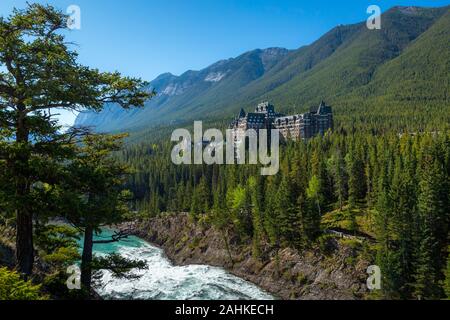 Vue imprenable de l'emblématique Hôtel Fairmont Banff Springs situé près du bas du mont Sulphur avec chutes Bow ci-dessous, le parc national Banff, Alber Banque D'Images