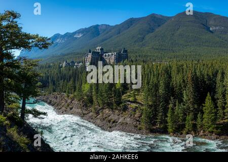 Vue imprenable de l'emblématique Hôtel Fairmont Banff Springs situé près du bas du mont Sulphur avec chutes Bow ci-dessous, le parc national Banff, Alber Banque D'Images