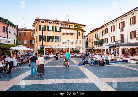 Milan, Lombardie, Italie - le 12 septembre 2019 : les gens marcher par les rues de la célèbre vieille ville de Sirmione ville située sur la péninsule de Garda Banque D'Images