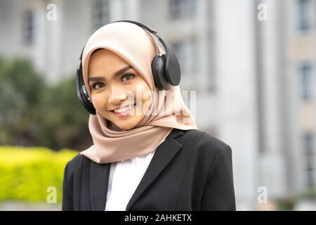 Hijab businesswoman porter casque avec concept d'entreprise. Banque D'Images