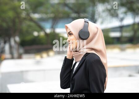 Hijab businesswoman porter casque avec concept d'entreprise. Banque D'Images