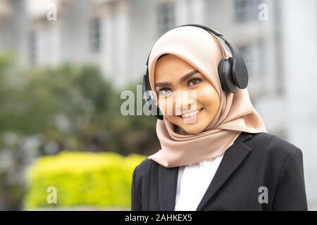 Hijab businesswoman porter casque avec concept d'entreprise. Banque D'Images