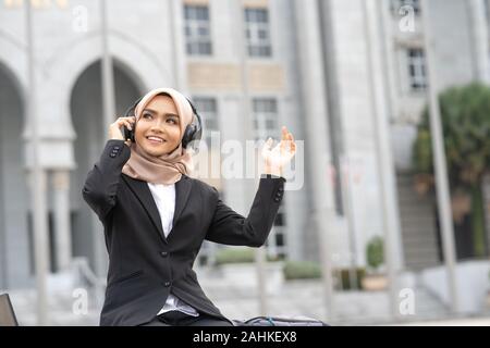 Hijab businesswoman porter casque avec concept d'entreprise. Banque D'Images