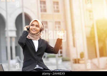 Hijab businesswoman porter casque avec concept d'entreprise. Banque D'Images