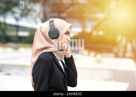 Hijab businesswoman porter casque avec concept d'entreprise. Banque D'Images