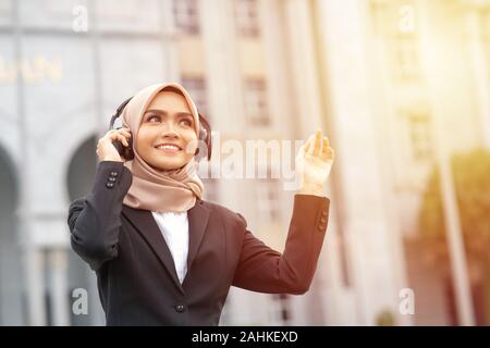 Hijab businesswoman porter casque avec concept d'entreprise. Banque D'Images