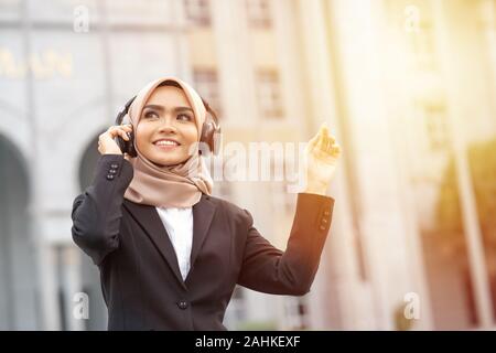 Hijab businesswoman porter casque avec concept d'entreprise. Banque D'Images