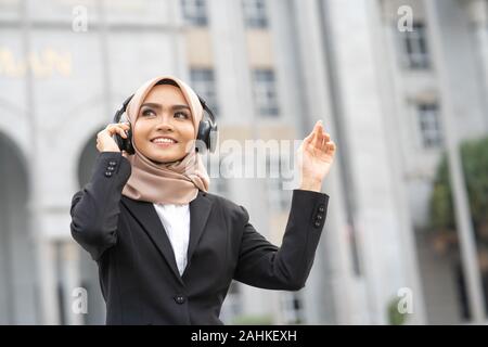 Hijab businesswoman porter casque avec concept d'entreprise. Banque D'Images