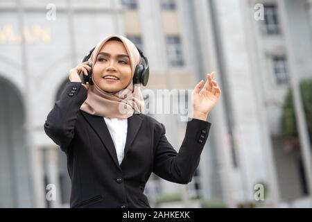 Hijab businesswoman porter casque avec concept d'entreprise. Banque D'Images