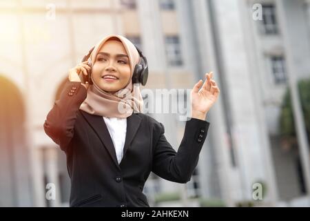 Hijab businesswoman porter casque avec concept d'entreprise. Banque D'Images